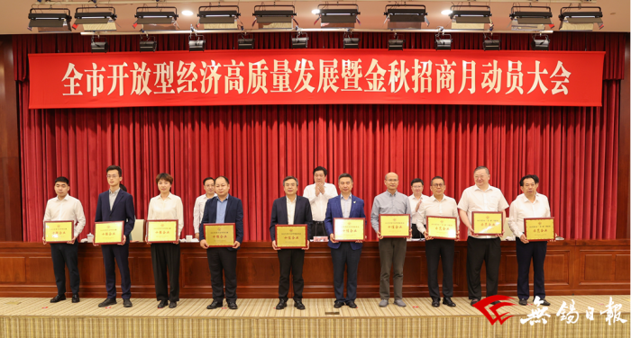 潘董代表三门峡008PG国际电子科技有限公司接受赞美奖牌